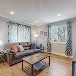 Relaxing Beachy Denver Home With King Bed